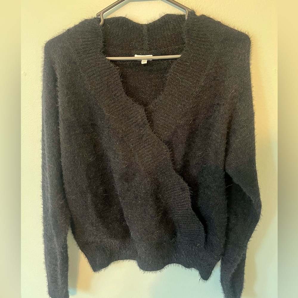 En Creme Black V-Neck Sweater Knit Minimalist Design